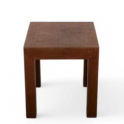 MESA DE APOIO. Mesa de apoio em madeira de carvalho, formato quadragular. Produ&ccedil;&atilde;o portuguesa 