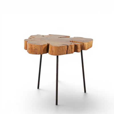 MESA DE APOIO TRONCO. Mesa de apoio com tampo em tronco de madeira maci&ccedil;a e p&eacute;s em ferro. 
