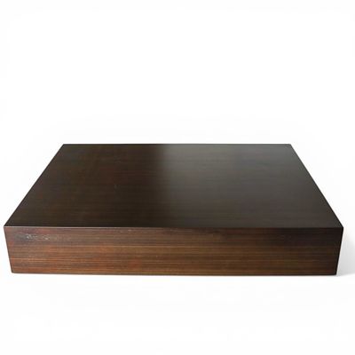 MESA DE CENTRO. Mesa de centro de sof&aacute; de formato quadrado, em madeira de wengu&eacute; com acabamento 