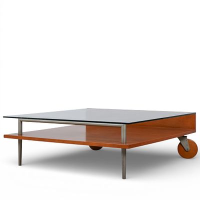 MESA DE CENTRO DE SOF&Aacute;. Mesa de frente de sof&aacute; de formato quadrado, com estrutura em madeira e 