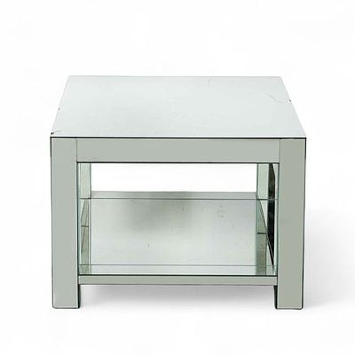 MESA DE APOIO. Mesa de apoio com estrutura de madeira e forrada a espelho, tampo quadrado. 