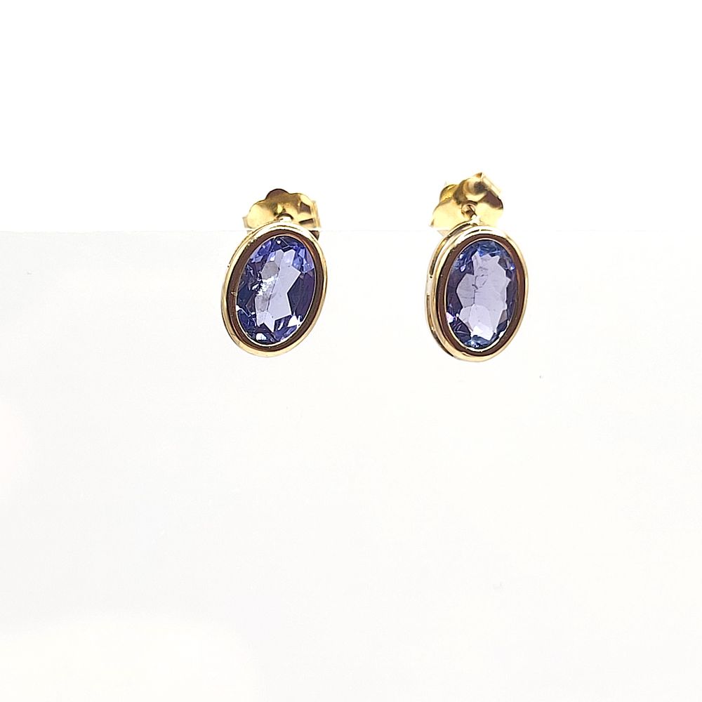 Oval-cut Tanzanite Earrings for Everyday Elegance. Setting: 14K Yellow Gold 
Main Gemstone: 