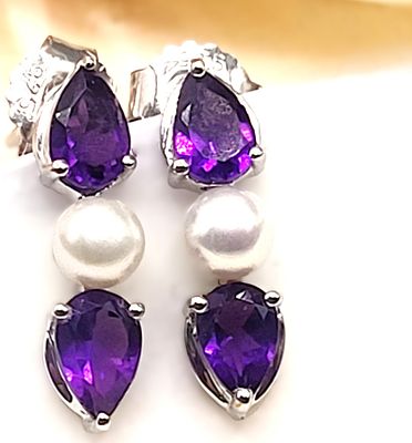 Amethyst and Cultured Pearl Drop Earrings. Setting: Sterling Silver .925
Main Gemstone: