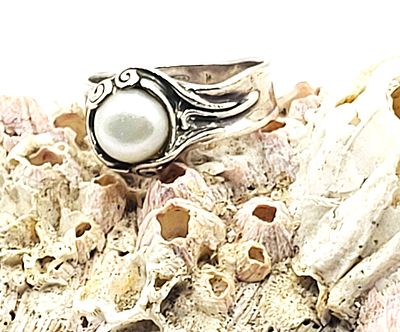 Hagit Gorali Brutalist Mabe'Pearl Ring .925 Israel. Setting: Sterling Silver .925
Main