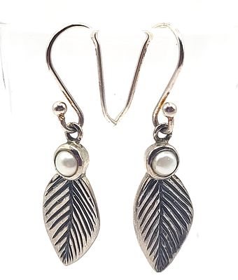 Dangling Leaf Earrings with Mabe' Pearl .925. Setting: Sterling Silver .925
Main