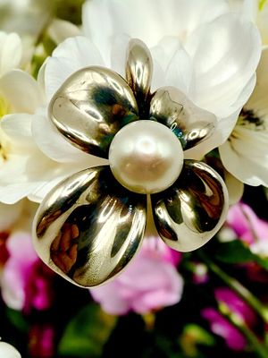 Signed Ann King Pearl & .925 Dogwood Flower . Crafted with: Sterling Silver .925
Main
