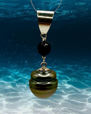 Bold Tahitian Pearl & Onyx Pendant in Sterling Silver. Setting: Sterling Silver .925 
Main 