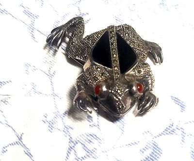 Vintage .925/Enamel Frog Brooch Marcasite. Cast in: Sterling Silver .925 
Main Gemstone: 