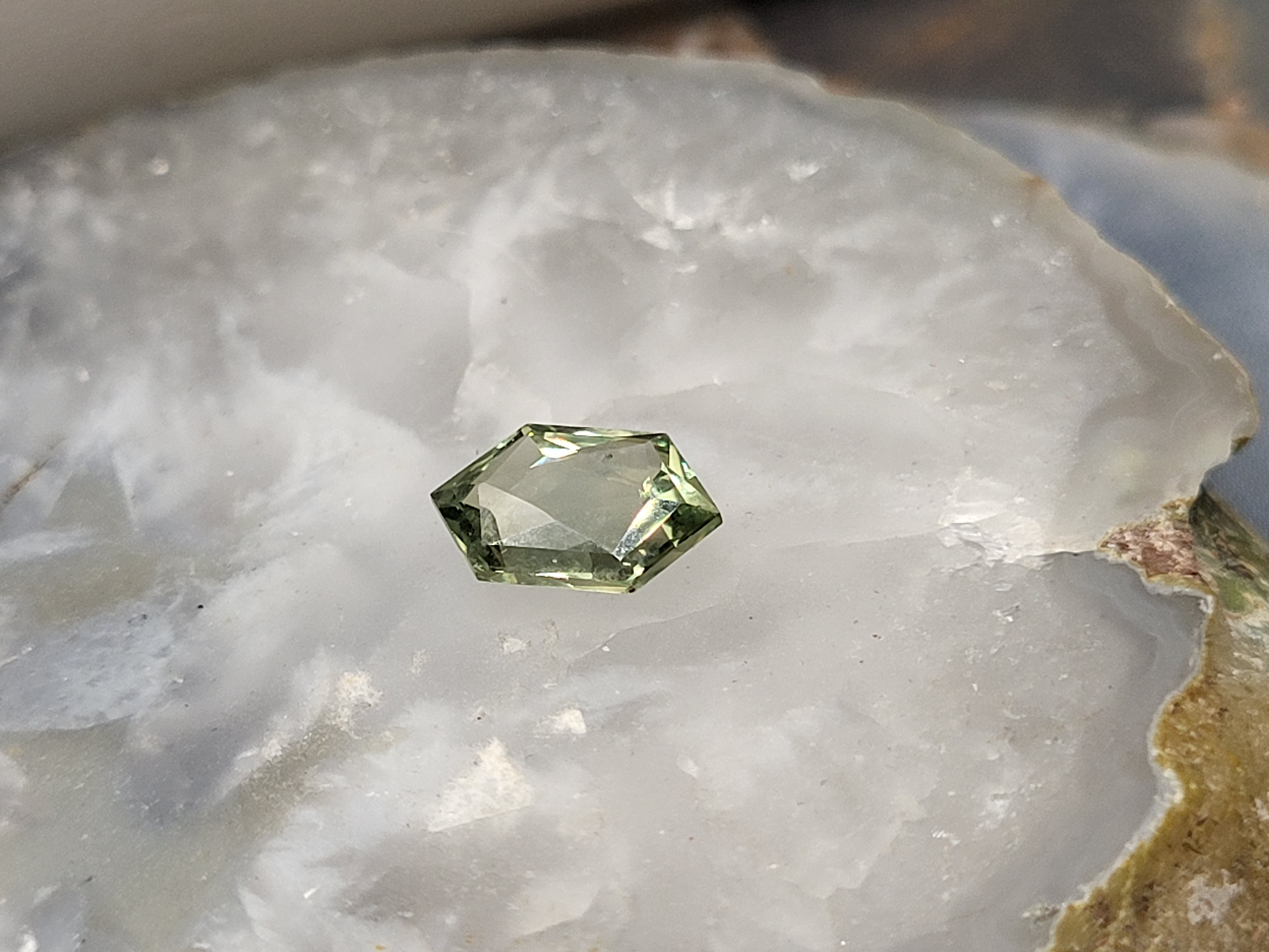 1.58 CT Montana Sapphire — Polychromatic Pentagonal Light