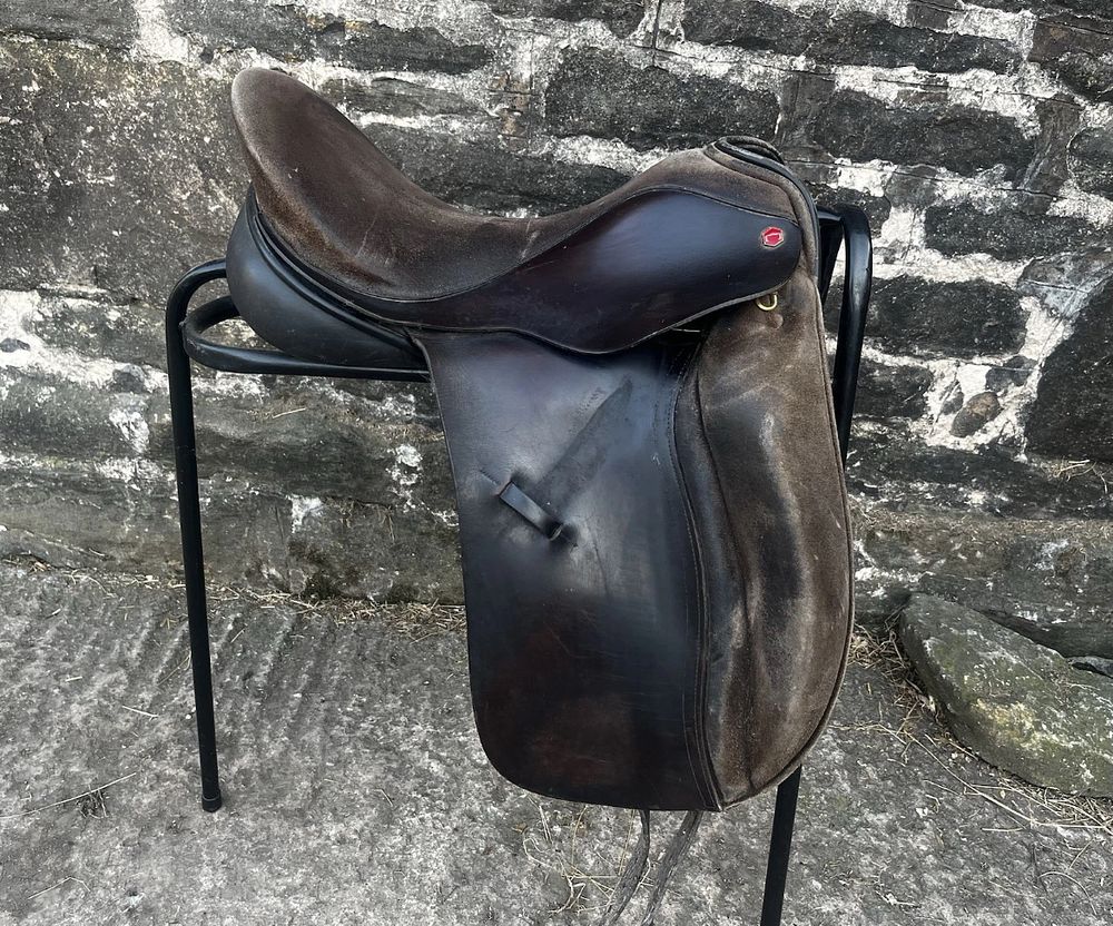 18” N/M Albion Legend Saddle. Dressage cut.
Stamped inside N~M~18 inch. In brown leather and Suede.