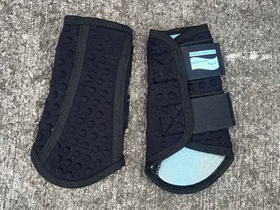 Pair Equilibrium Stretch & Flex Flatwork Wraps. Size medium - in black. These wraps are designed 