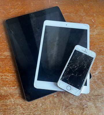 Selection of used Apple products. Including- iPad 7th generation, I pad mini first gen, and an 