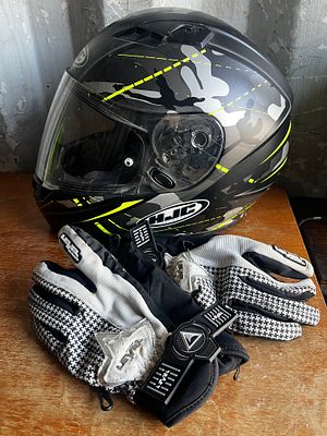 Motorcycle Full Face Helmet & Gloves. Size medium