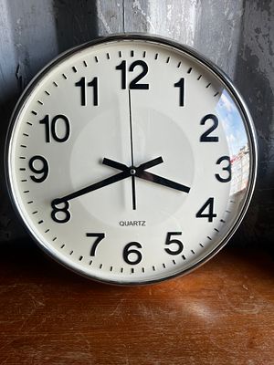 Large Quartz Wall clock. Working