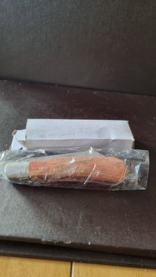 Genuine lambs foot knife. Genuine wooden handled 
Lambs foot penknife new 
In box