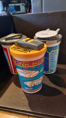 1994 star trek cups with lids. Three collectable drinks 
Cups with lids no straws 1994