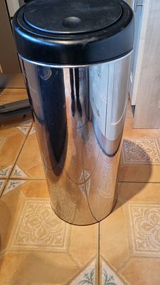 Brabantia 33l stainless bin. 33l kitchen bin with pus lid 
In good condition and clean