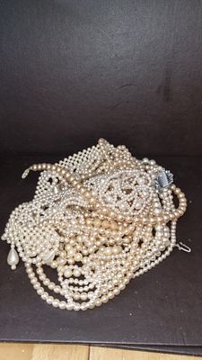Joblot of pearl items. Joblot of pearl necklaces costume and real