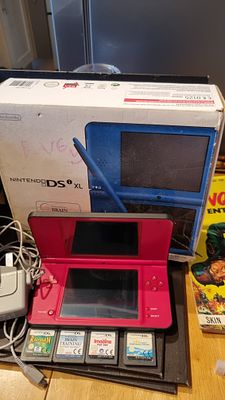Limited edition super 
Mario bros Nintendo DSXL. Limited edition Nintendo DS 
Super Mario bros 