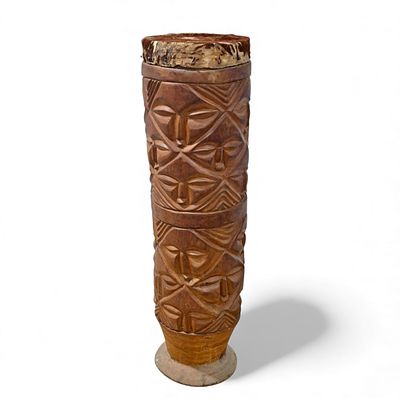 ETHNIC INSTRUMENT. African instrument, made of wood and leather. Dim: 125 cm. Notes: signs of use.