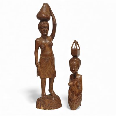 AFRICAN CRAFTS. Pair of wooden statuettes, female figures. Dim: 40 cm (tallest).