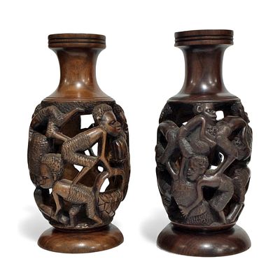 AFRICAN CRAFTS. Pair of richly carved wooden supports. Dim: 25 cm.