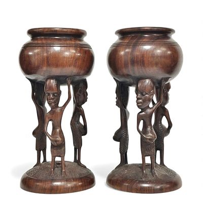 AFRICAN CRAFTS. Pair of supports with carved wooden figures. Dim: 22 cm.