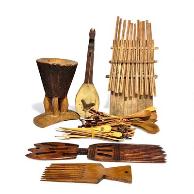 AFRICAN CRAFTS. Diverse wooden set composed of 2 combs, 1 vase, 2 musical instruments, 9 spoons 