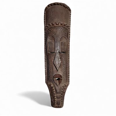 AFRICAN CRAFTS. Tribal wooden mask. Dim: 105x28 cm.