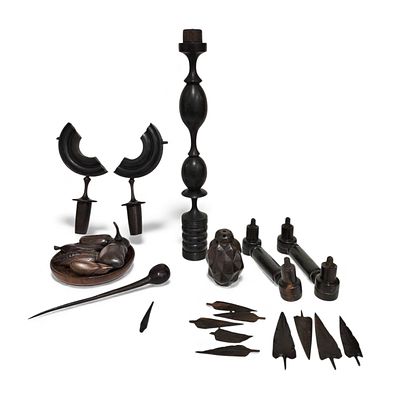 AFRICAN CRAFTS. Set of 24 loose wooden pieces, plate with fruits and various wooden fragments. 