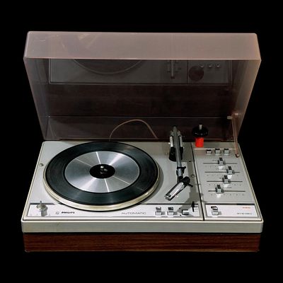 PHILIPS TURNTABLE - model 22 GF 660 / 04Z, manufactured in the Netherlands in 1974/5, automatic 