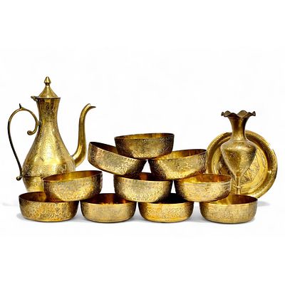 BRASS. Set composed of 13 chiselled pieces (6 bowls, 4 cups, 1 plate, 1 teapot, 1 bowl). Dim: 24 