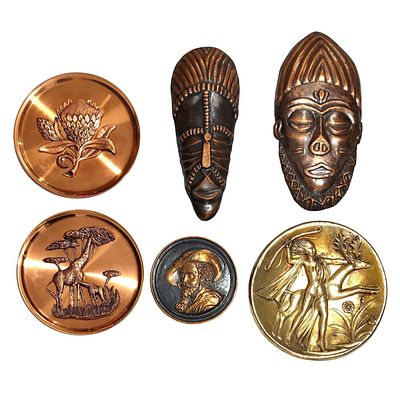 VARIOUS. Set composed of 6 pieces in different alloys (2 masks and 4 plates). Dim: 40 cm (largest).