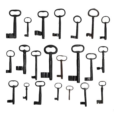 ANTIQUE KEYS. Set composed of 22 antique iron keys. Dim: 19 cm (largest).