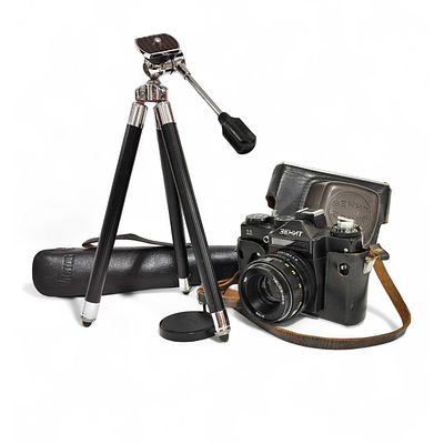 BEHNT ZENIT. Vintage photographic set composed of a Victor brand camera and tripod, with their 