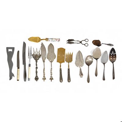 SERVING CUTLERY. Set of 17 serving utensils, spatulas, tongs, knives, bottle opener spoons. Dim: 
