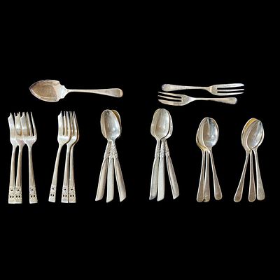 SHEFFIELD. Set of 21 stainless steel pieces, 13 spoons and 8 forks, different sizes and cutlery 
