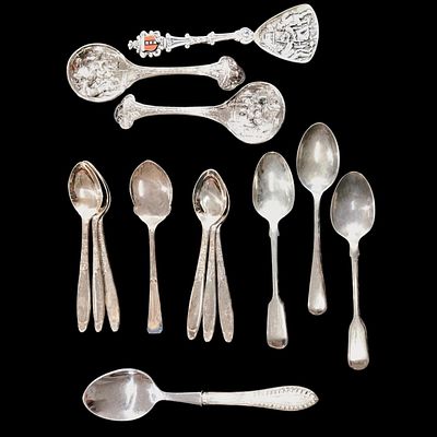 MIXED CUTLERY. Set of 14 spoons of different sizes and cutlery sets. Dim: 16 cm (largest). Note: 