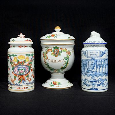 NEOCLASSICAL PORCELAINS. Set composed of 3 pharmacy jars, limited edition 1500 copies. Dim: 30x25 cm.