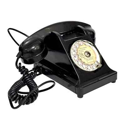 ANTIQUE TELEPHONE. In black bakelite, with dialling system. Dim: 14x23 cm.