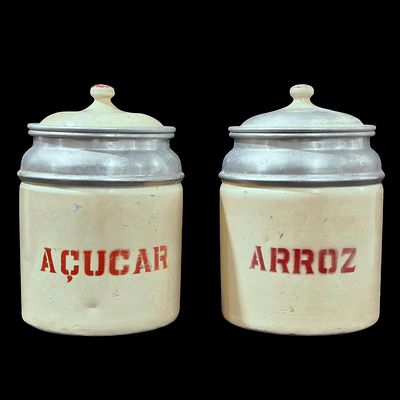 CONTAINERS. Vintage spice containers (rice + sugar) from the 1940s. Dim: 22 cm (height). Notes: 