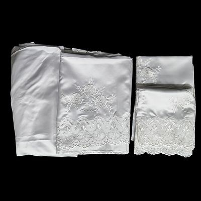 LINEN. Single bed linen set, fitted sheet, top sheet, 2 pillowcases with embroidered bar. Dim: 