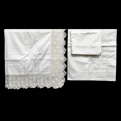 LINEN. Set of single top sheet and 2 pillowcases, different patterns and embroideries. Dim: 