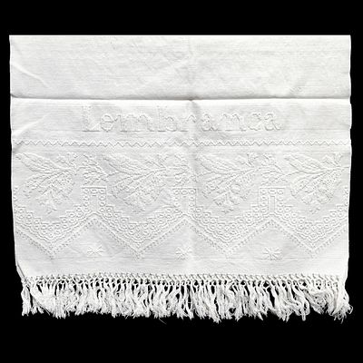 LINEN. Embroidered hand towel with fringes. Dim: 115x52 cm. Notes: signs of use