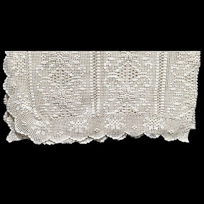 LINEN. Double bed lace bedspread. Dim: 225x180 cm. Notes: signs of use