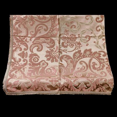 SILK BEDSPREAD. Damask in pink tones, floral pattern and fringed trim. Dim: 320x180 cm. Note: 