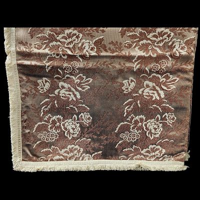 SILK BEDSPREAD. Pink tones on a pale pink background, floral pattern, fringed trim. Dim: 230x180 
