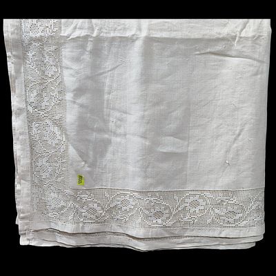 LINEN. Linen top sheet with openwork lace weave. Dim: 300x180 cm. Note: signs of storage and stains