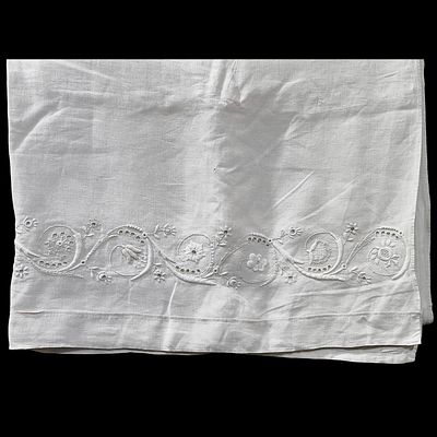 LINEN. Linen top sheet with floral embroidery. Dim: 280x114 cm. Note: signs of storage and stains