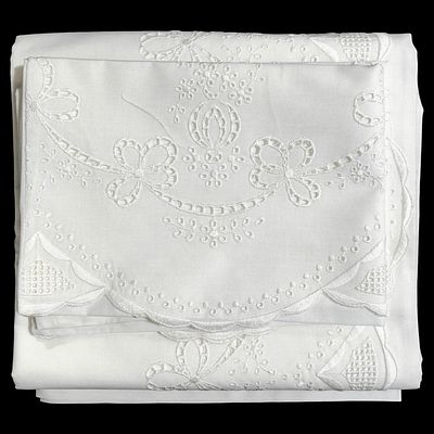 COTTON. Set of top sheet and 2 cut-out floral embroidered pillowcases. Dim: 200x112 cm. Note: 